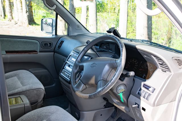 2000 Nissan Elgrand JDM car for sale — photo 9 of 10