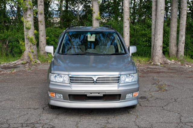 2001 Mitsubishi Chariot JDM car for sale — photo 2 of 10