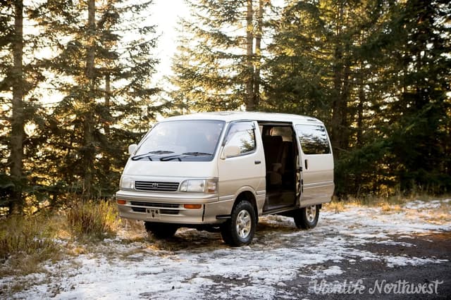 1995 Toyota HiAce JDM car for sale — photo 2 of 10