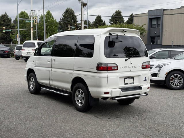 2005 Mitsubishi Delica JDM car for sale — photo 5 of 10